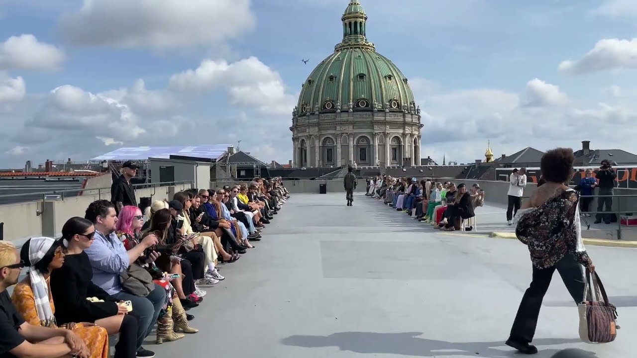 (di)vision SS22 runway