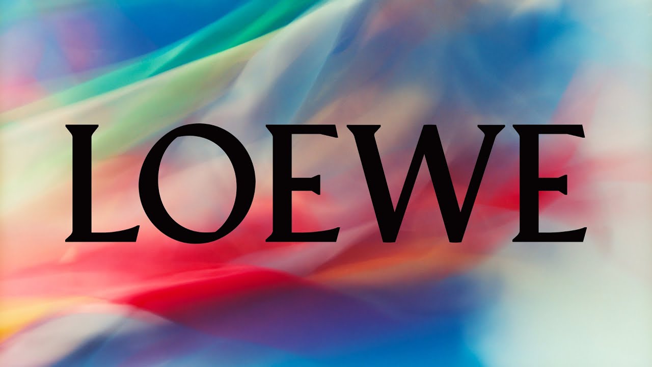 LOEWE Fall Winter 2022 men’s runway show