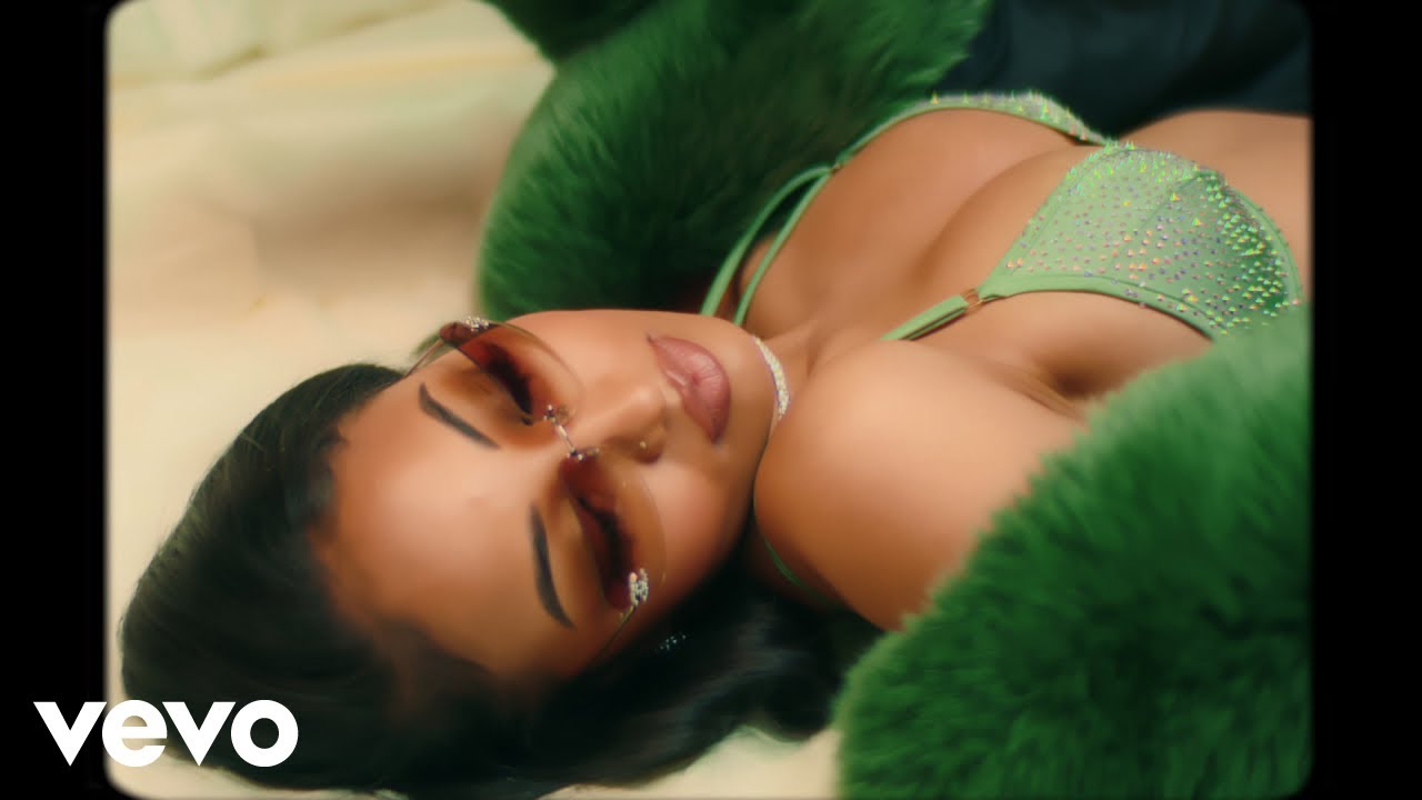 Shenseea - R U That (feat. 21 Savage) [Official Music Video]