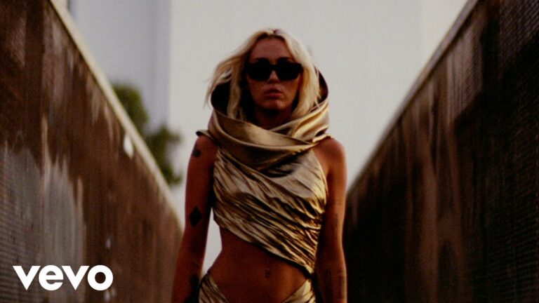 Miley Cyrus - Flowers (Official Video) 2 Miley Cyrus - Flowers (Official Video)