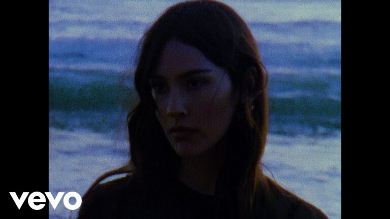 Gracie Abrams - I Know It Won’t Work (Official Music Video) 8 Gracie Abrams - I Know It Won’t Work (Official Music Video)