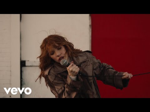 Carly Rae Jepsen - On Wires (Official Music Video) 4 Carly Rae Jepsen - On Wires (Official Music Video)