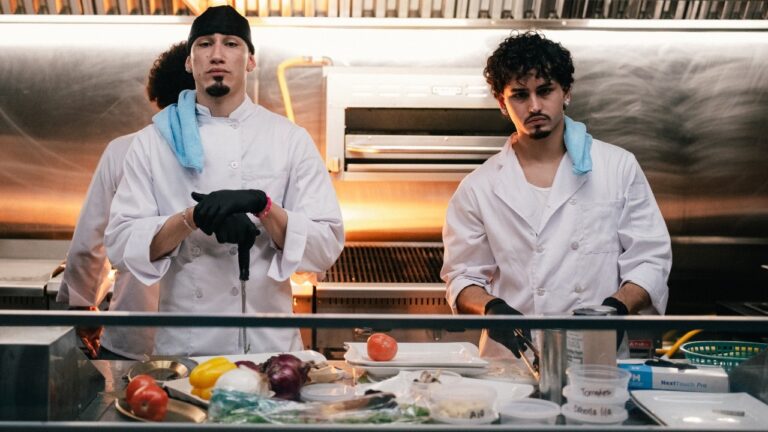 Clarent, Omar Courtz - Ojos Brujos (Video Oficial) 1 Clarent, Omar Courtz - Ojos Brujos (Video Oficial)