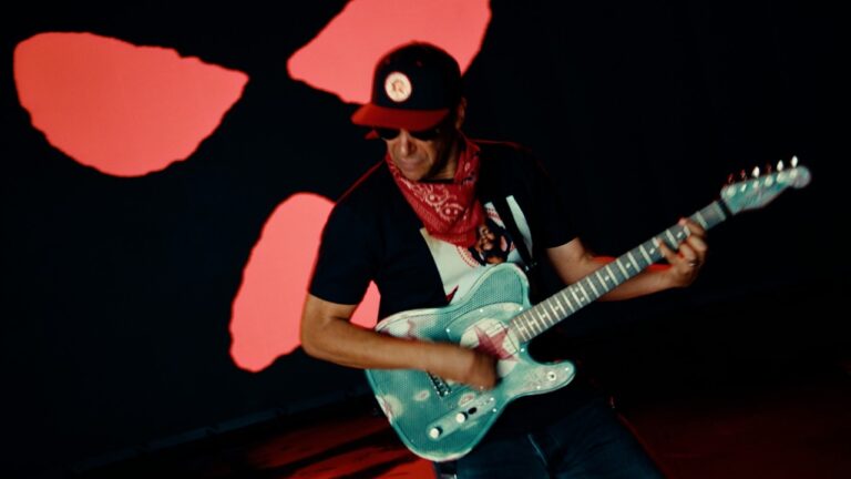 Tom Morello - &Quot;Unconquered (Feat. Kneecap)&Quot; (Official Video) 4 Tom Morello - &Quot;Unconquered (Feat. Kneecap)&Quot; (Official Video)